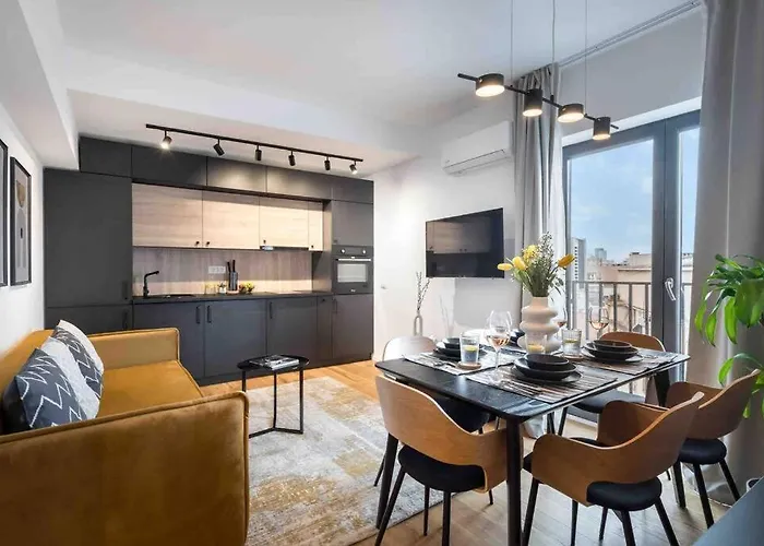 Superb Views 2br Flat + Balcony * Bükreş