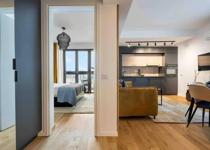 Superb Views 2br Flat + Balcony * Bükreş