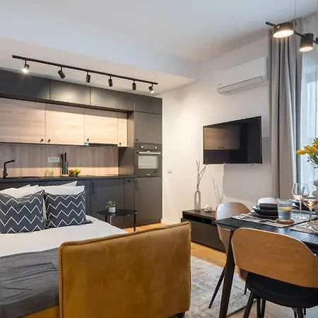Superb Views 2br Flat + Balcony * Бухарест