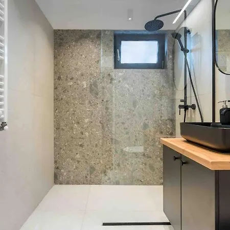 Superb Views 2br Flat + Balcony *