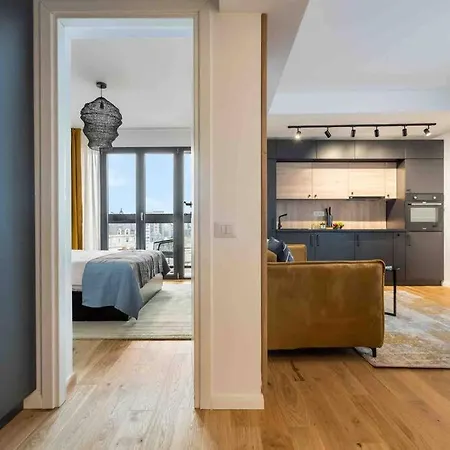 Superb Views 2br Flat + Balcony * Bukarest