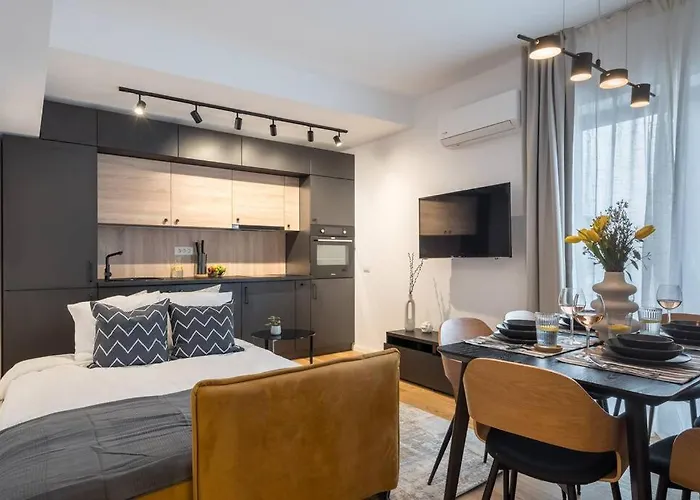 Superb Views 2br Flat + Balcony * Бухарест
