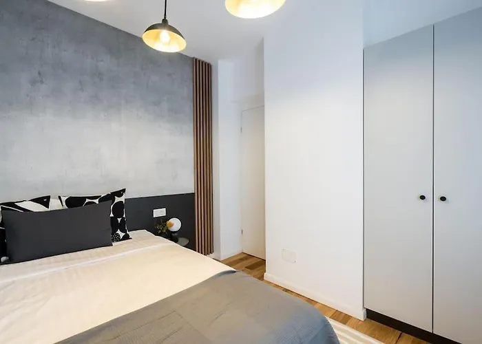 Superb Views 2br Flat + Balcony *