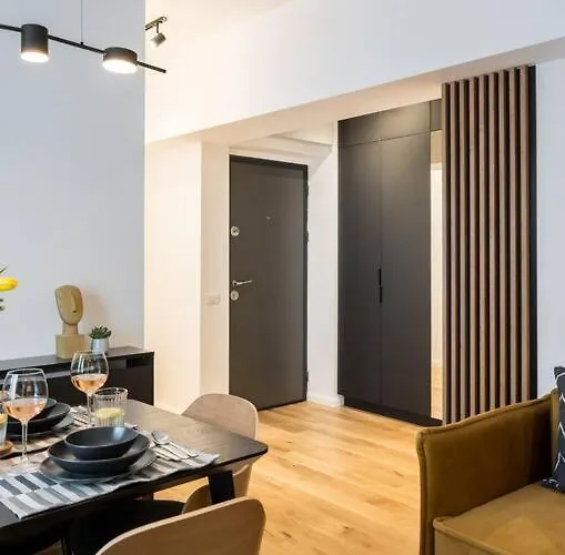 Superb Views 2br Flat + Balcony Бухарест