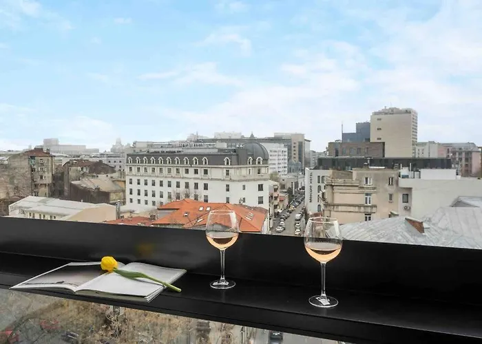 Superb Views 2br Flat + Balcony Апартаменты Бухарест