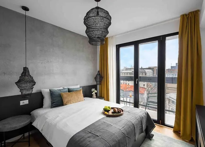 Superb Views 2br Flat + Balcony Бухарест