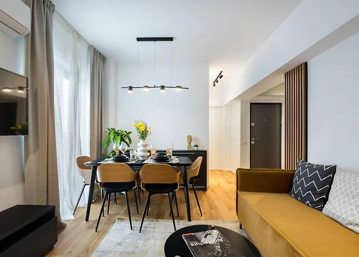 Superb Views 2br Flat + Balcony Бухарест