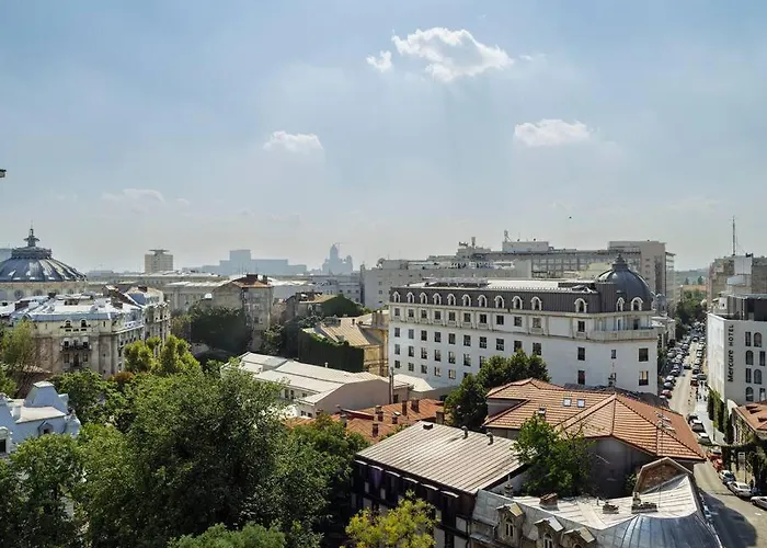 Superb Views 2br Flat + Balcony Бухарест