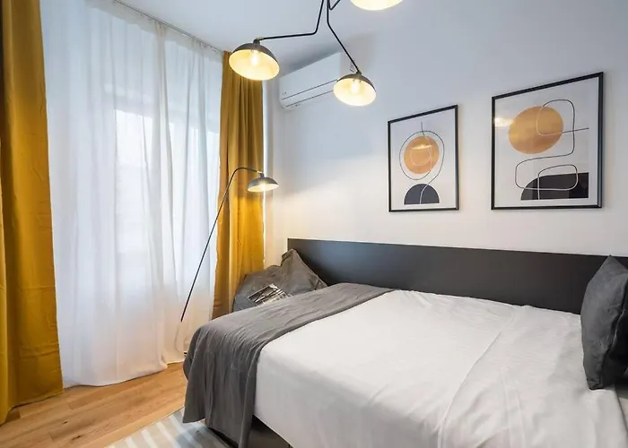 Superb Views 2br Flat + Balcony Бухарест