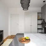 Superb Views 2br Flat + Balcony Apartman