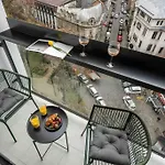 Superb Views 2br Flat + Balcony Apartman *