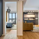 Superb Views 2br Flat + Balcony * Bukarest