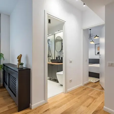 Superb Views 2br Flat + Balcony Lejlighed *
