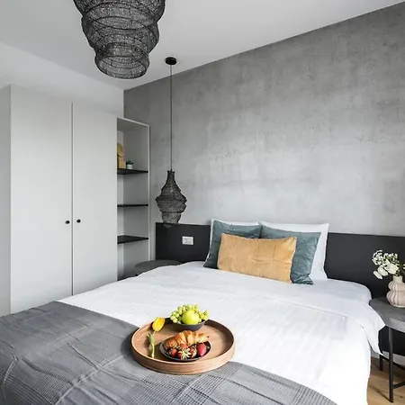 Superb Views 2br Flat + Balcony Lejlighed *