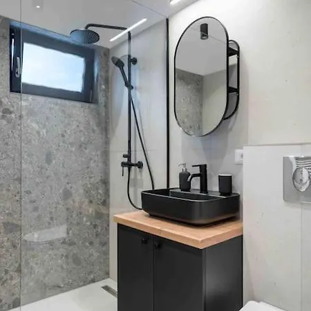 Superb Views 2br Flat + Balcony * Bukarest