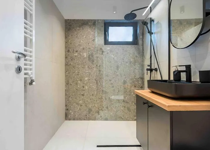 Superb Views 2br Flat + Balcony *