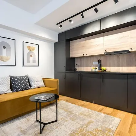Superb Views 2br Flat + Balcony Апартаменты Бухарест