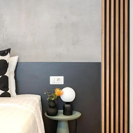 Superb Views 2br Flat + Balcony Бухарест