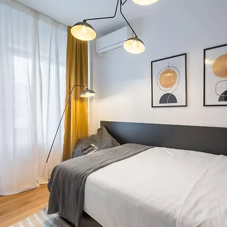 Superb Views 2br Flat + Balcony Бухарест